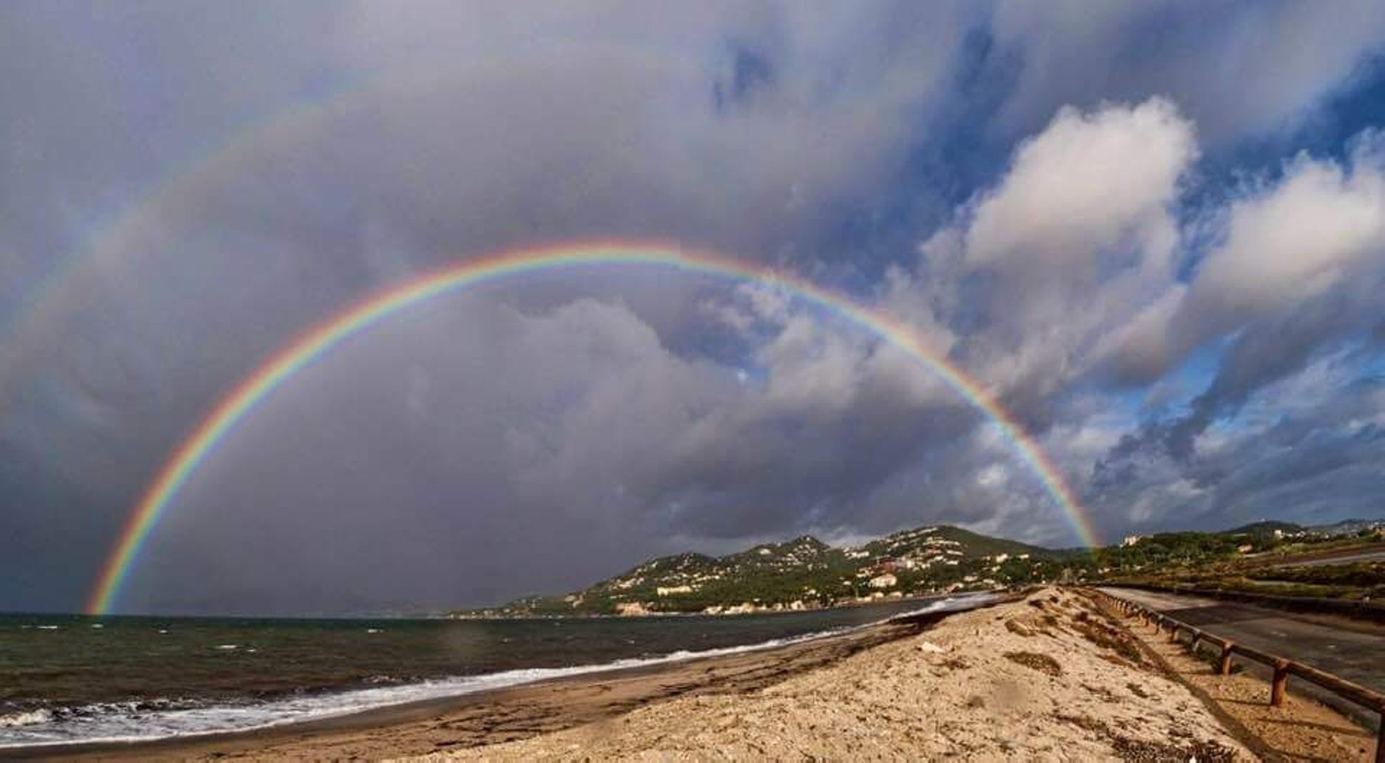 Arc en ciel sur la Plage de l'Almanarre en novembre 2019